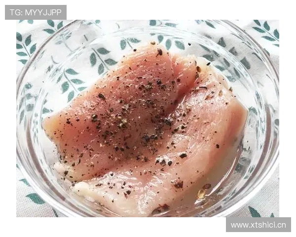 崔家溪训练完回家路上还在啃鸡胸肉，这人是真把日子过成打卡表了